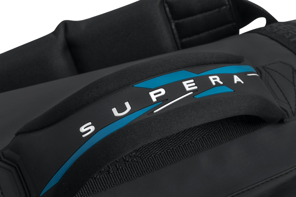 Preston Supera X-bagageriereeks: detail van het gevoerde schouderpad met Supera X-logo