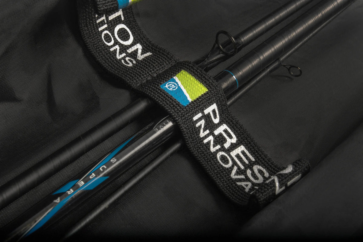 Detail van de Preston-bevestigingsband over hengeldelen in het Supera X Compact Ready Rod-foedraal, met zwarte binnenbekleding