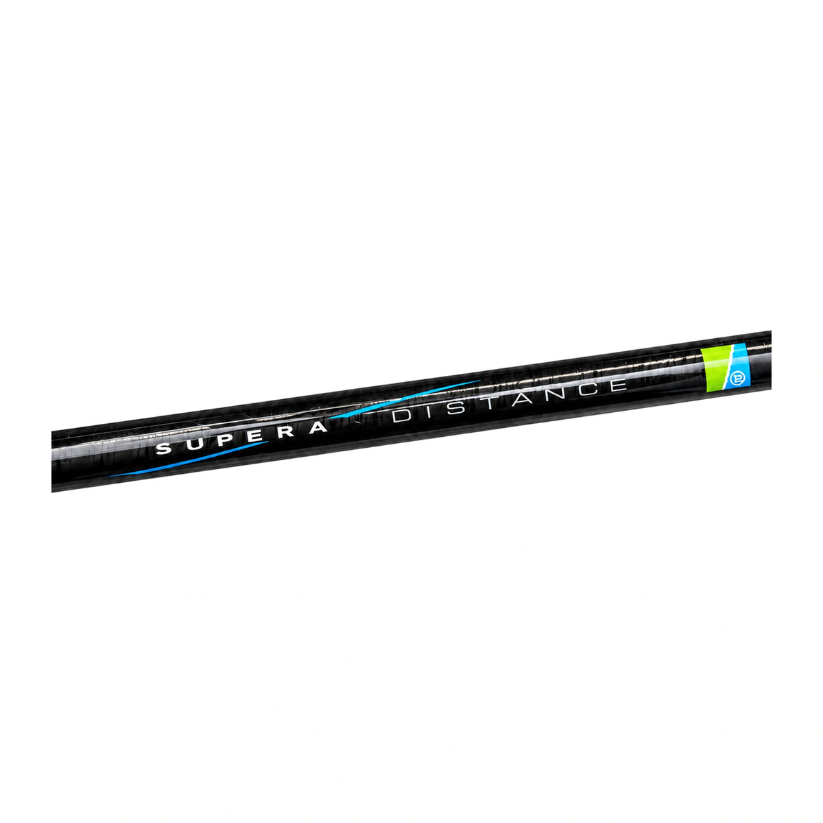 Preston Supera X Distance Feeder – detail van de zwarte hengelblank met SUPERA DISTANCE-opdruk, blauwe accenten en groen-blauw Preston-logo