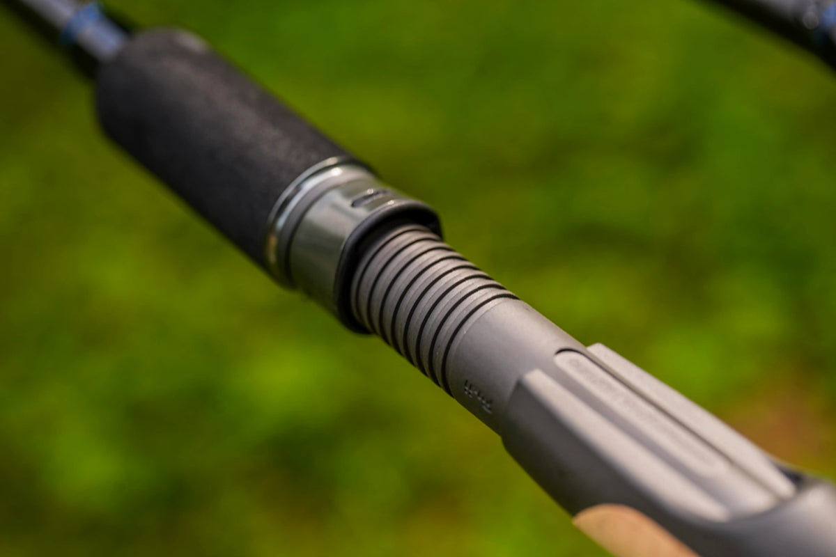 Preston Supera X Distance Feeder – detail van de grijze molenhouder met schroefdraad, zwarte EVA-voorhandgreep en kurken handvat