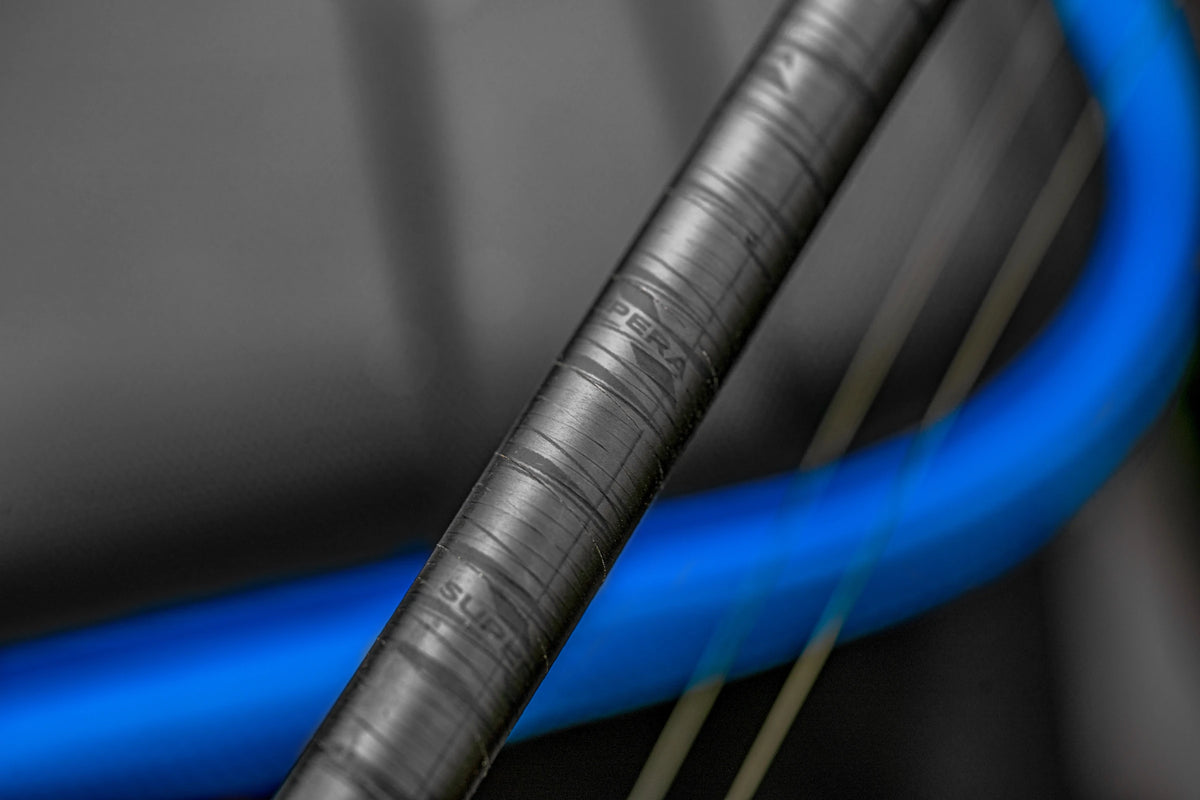 Preston Supera X feederhengel – close-up van de X-Wrap-carbonstructuur van de blank