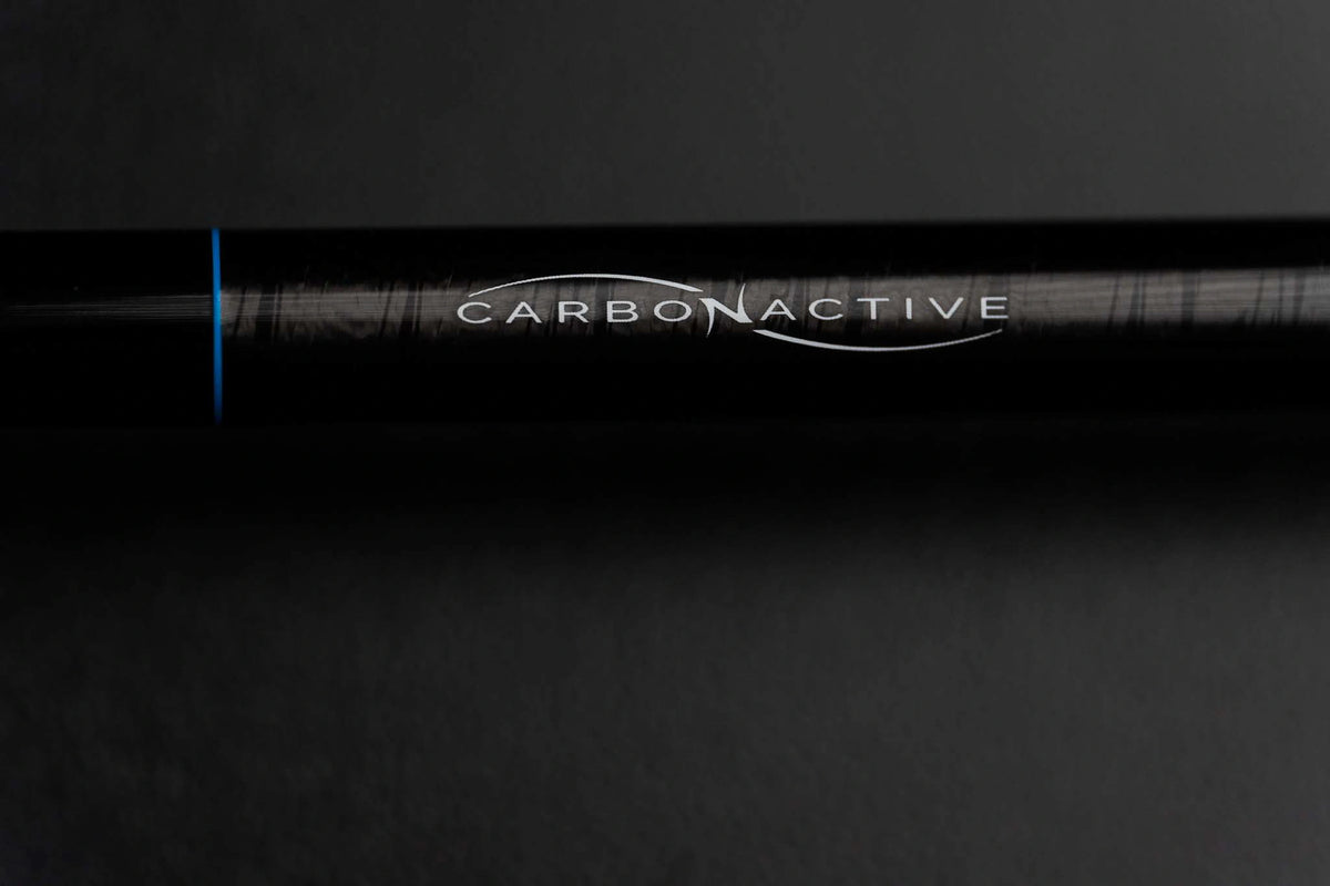 Preston Supera X Float-hengel, close-up van de witte Carbonactive-opdruk op de zwarte blank