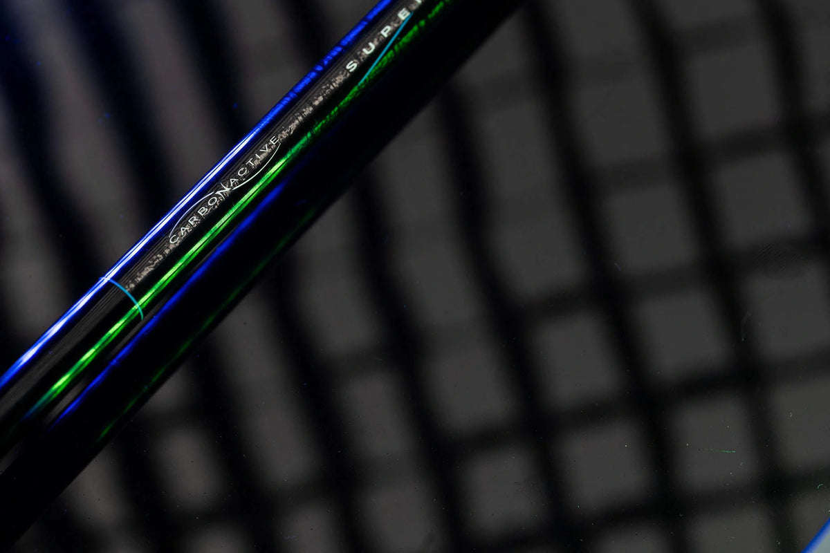 Preston Supera X Float-hengel, close-up van de Carbonactive- en Supera X-opdruk op de carbonblank