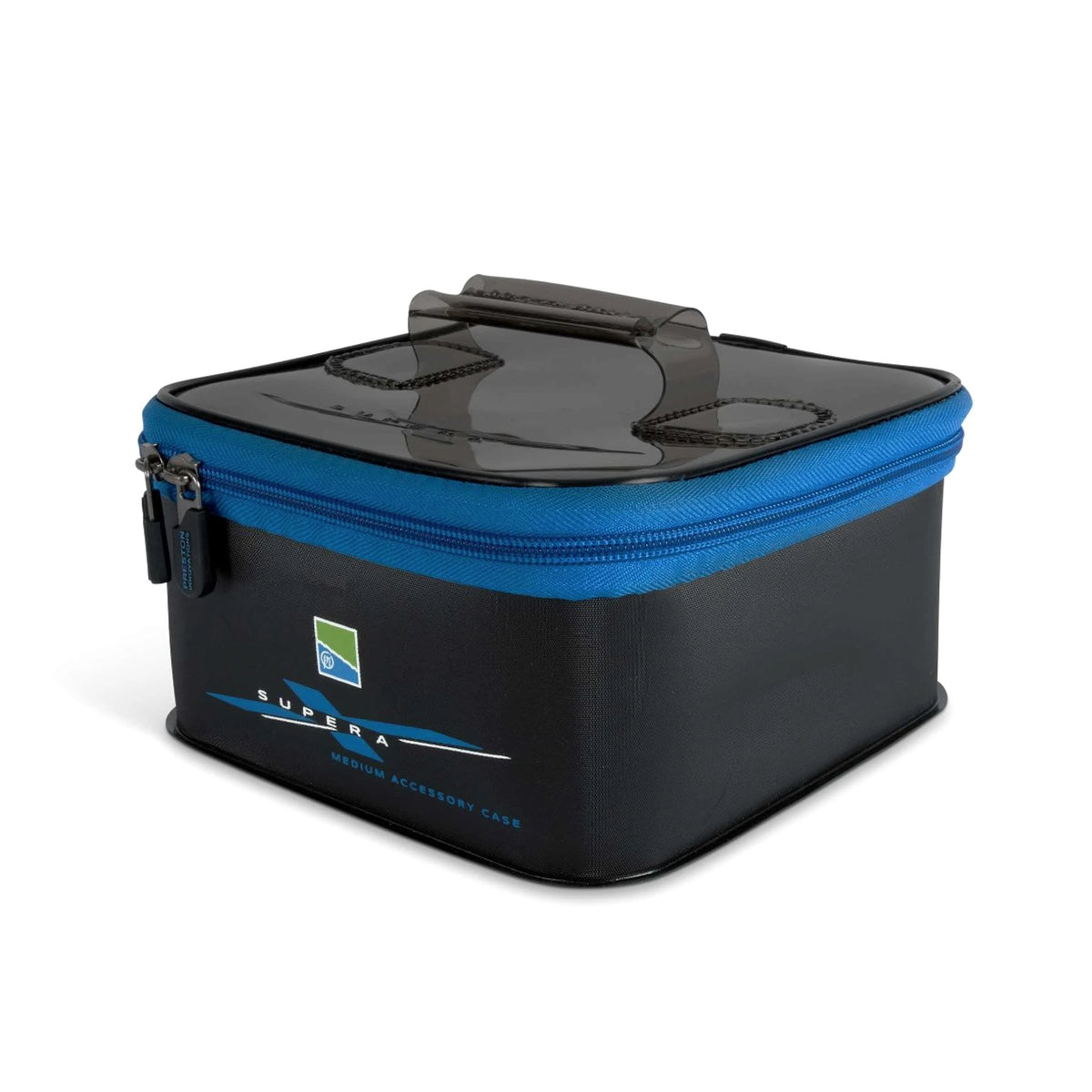 Preston Supera X Medium EVA Accessory Case gesloten met draaggreep, schuin aanzicht