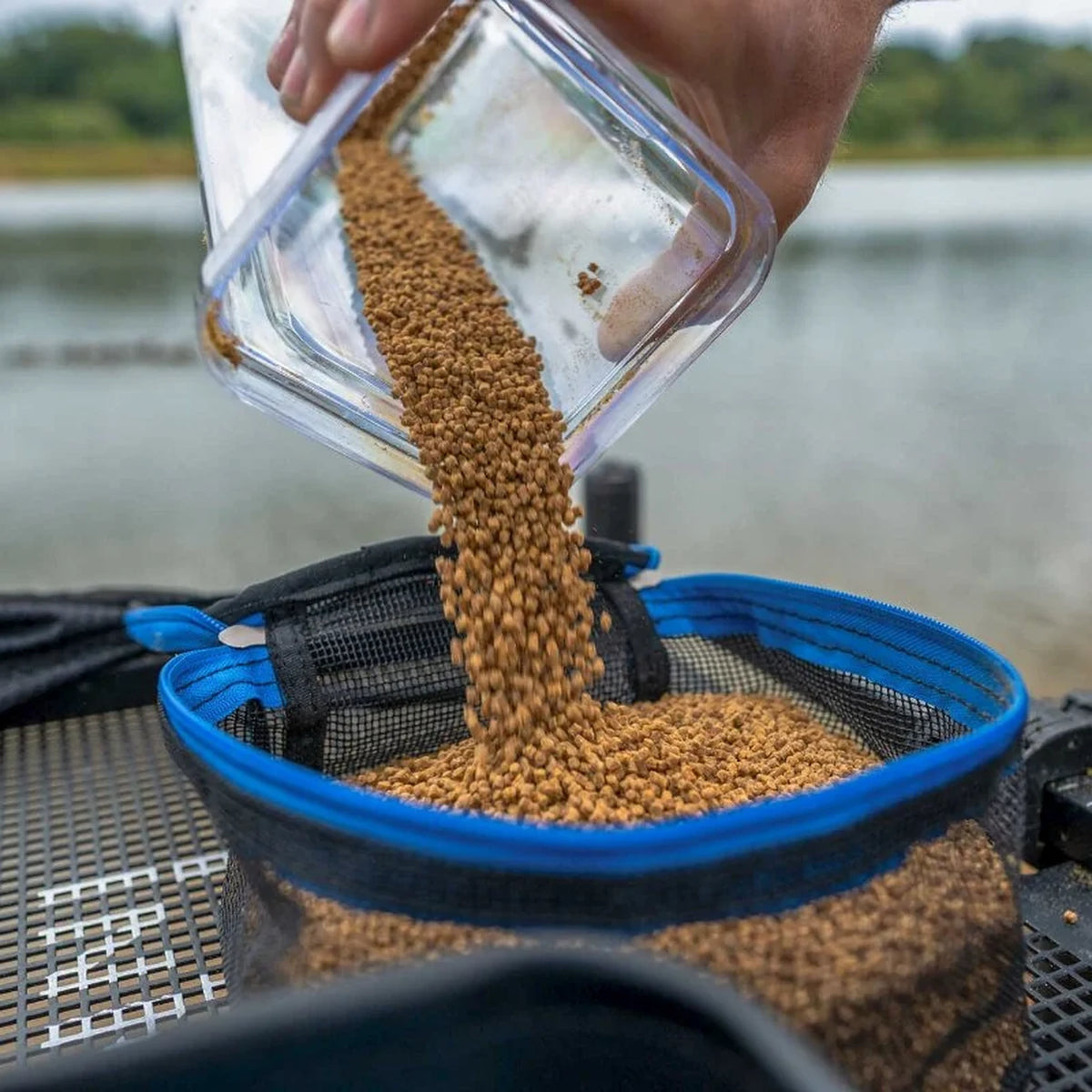 Preston Supera X Pellet Wetter – pellets in de binnenzak gieten