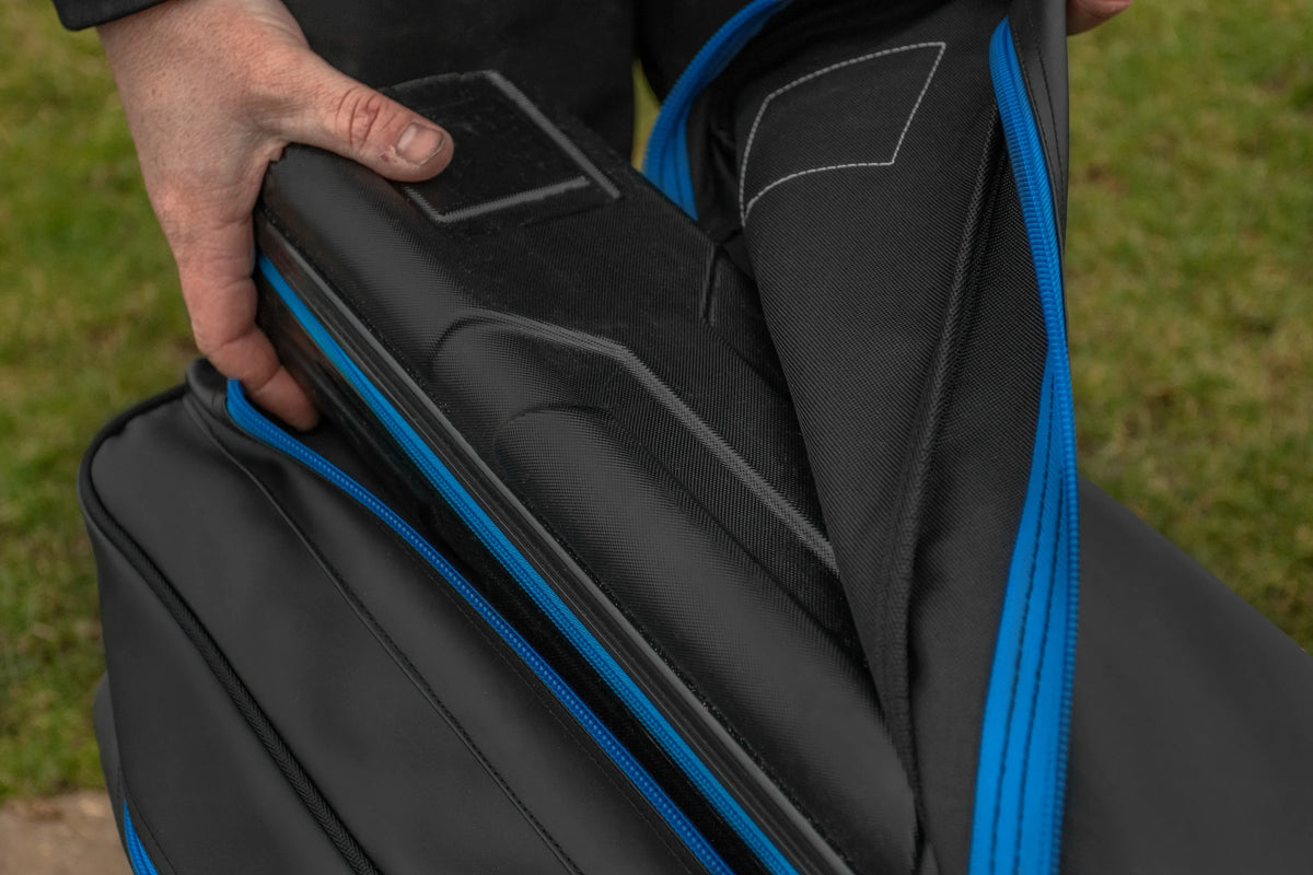 Detail van de zwarte gevoerde binnenzijde en stiknaden van het Preston Supera X Pole-foedraal met blauwe ritsranden