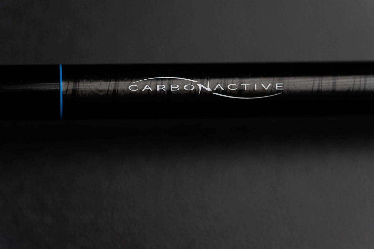 Preston Supera X Power Float – horizontaal detail van de Carbonactive-opdruk op de zwarte blank