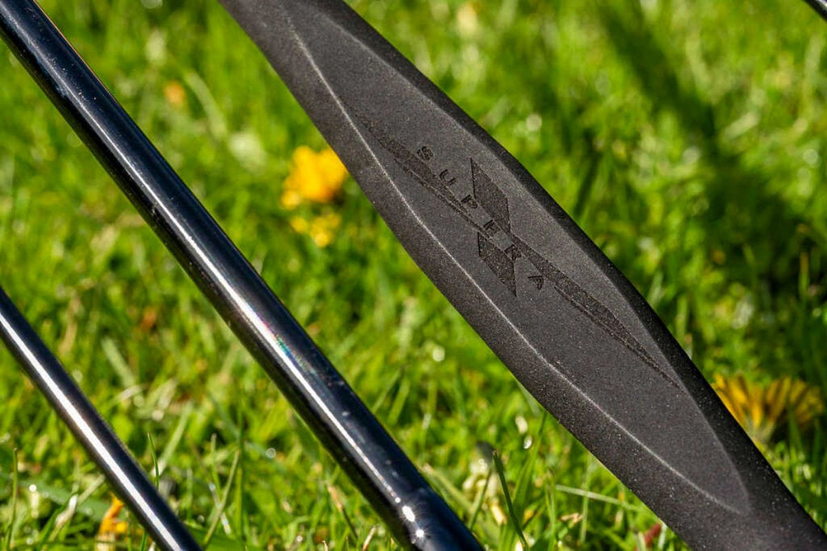 Preston Supera X Power Float – platte handgreep met Supera X-opdruk boven het gras