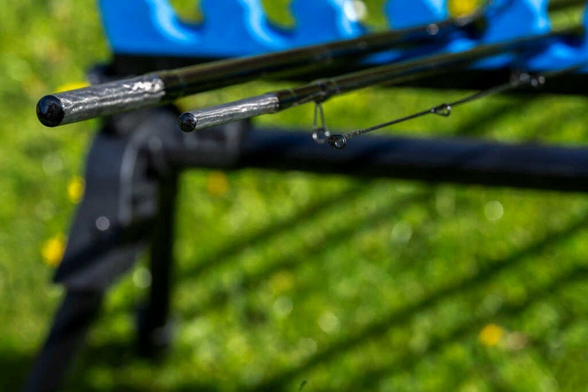 Preston Supera X Power Float – hengeldelen op een steunrek naast de zitkist
