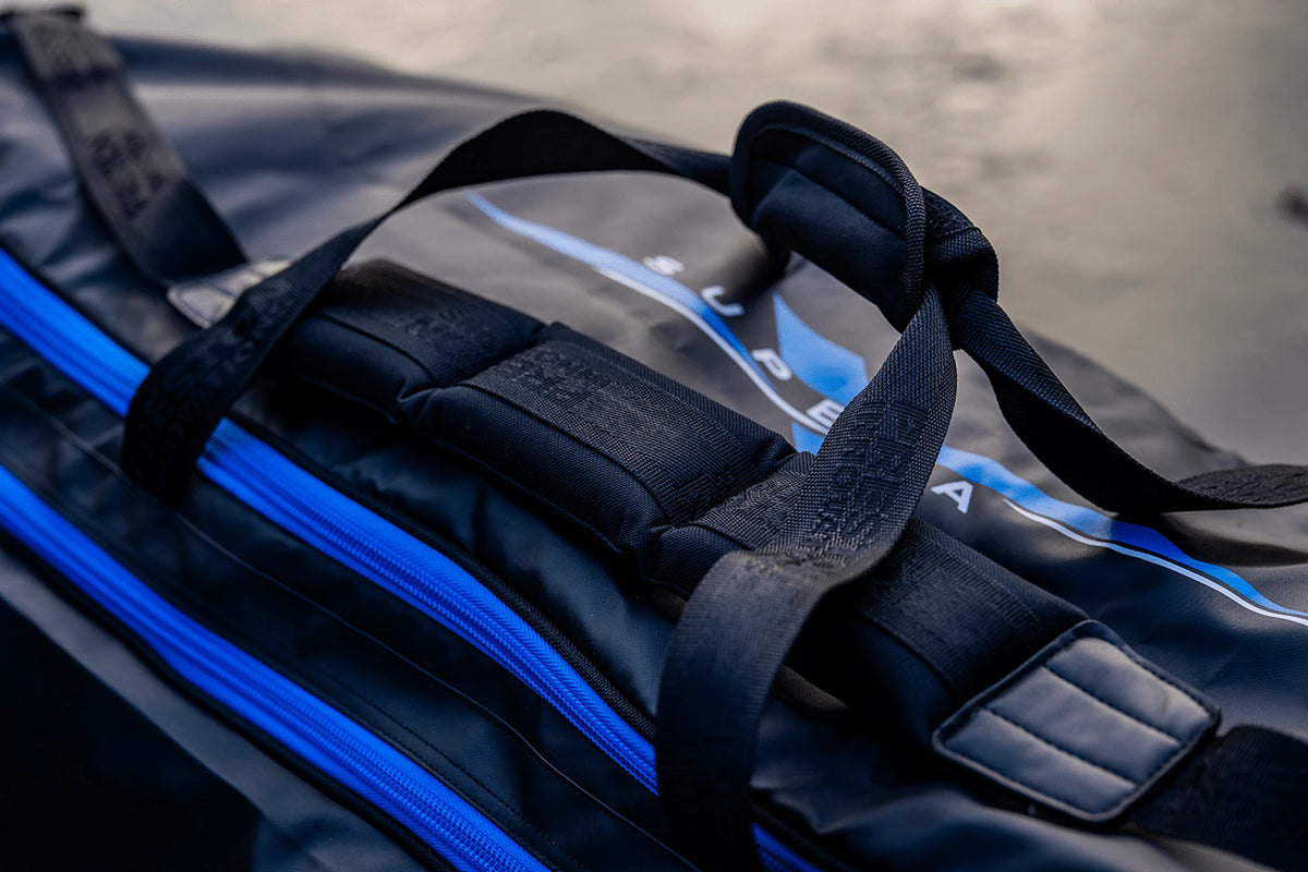 Preston Supera X Roller & Roost XL – detail van gevoerde handgrepen, draagriemen en blauwe rits