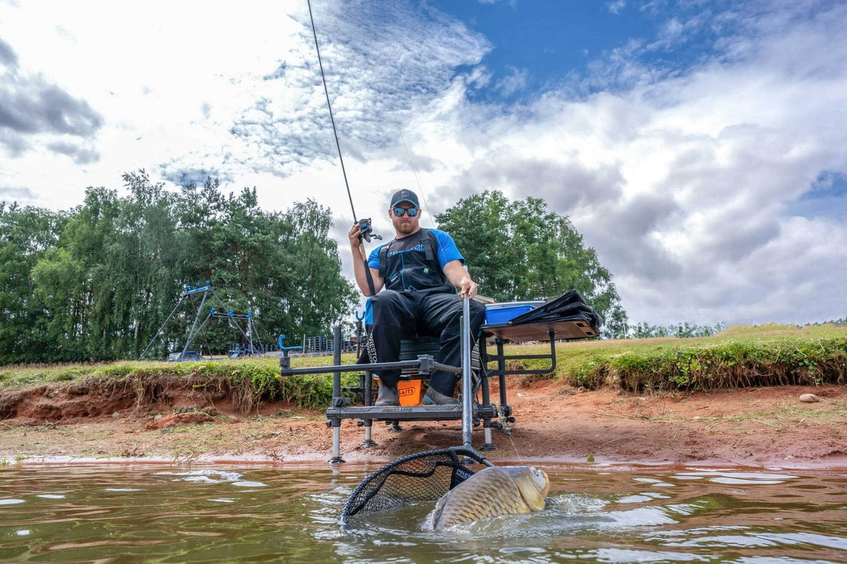 Preston Supera X Superlight, visser schept een vis naast de zitkist