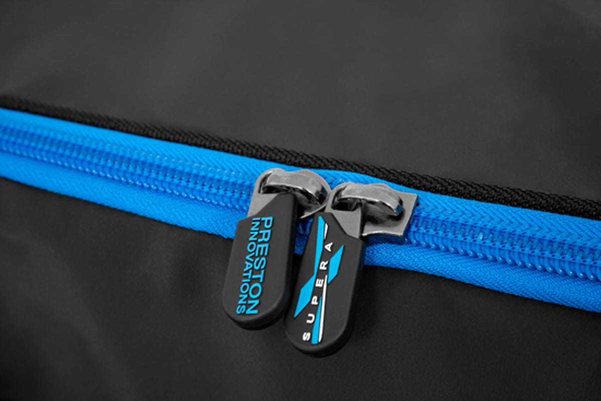 Preston Supera X Tray & Net Bag – detail van de blauwe rits en de twee ritstrekkers