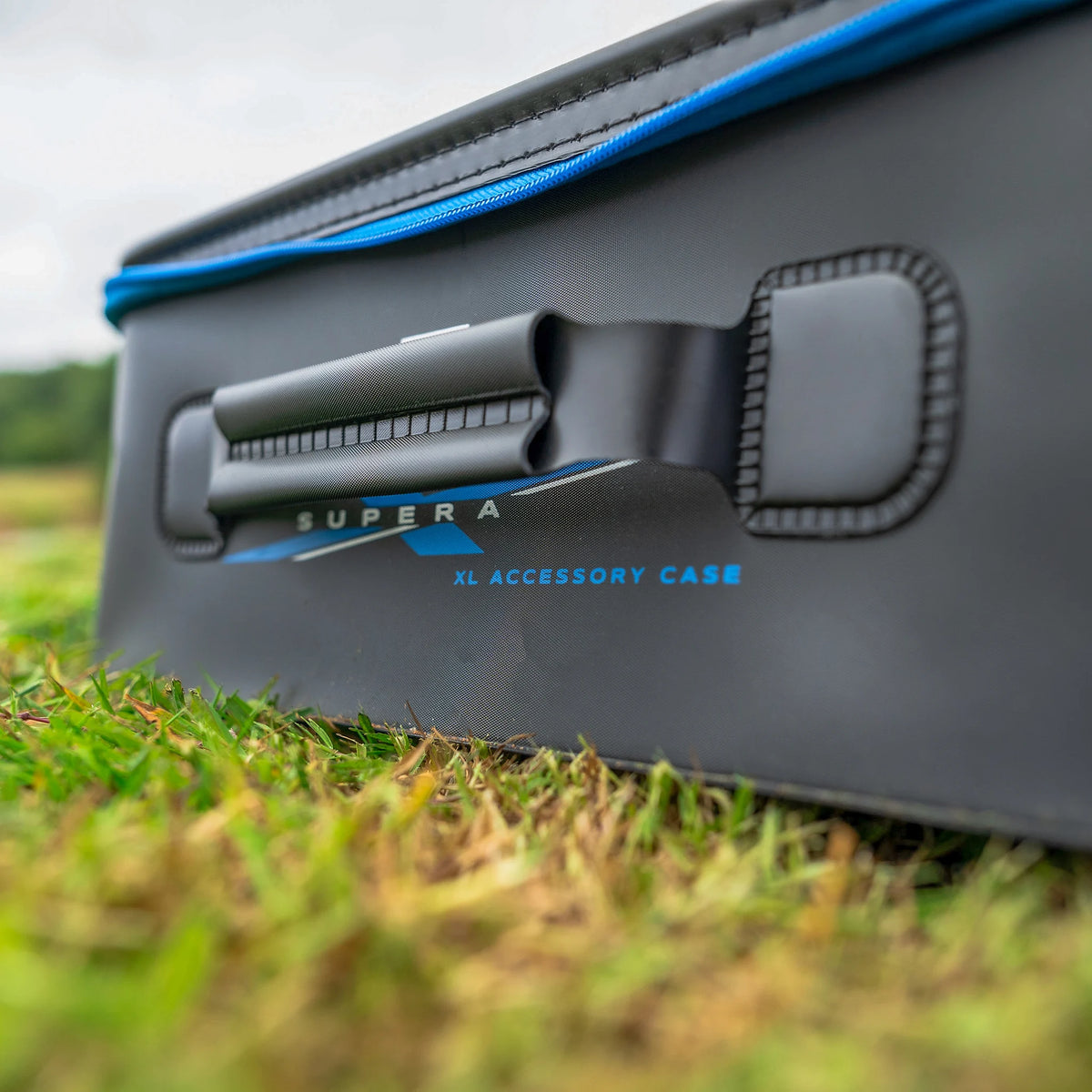 Preston Supera X XL EVA Accessory Case – detail van de frontgreep en opdruk