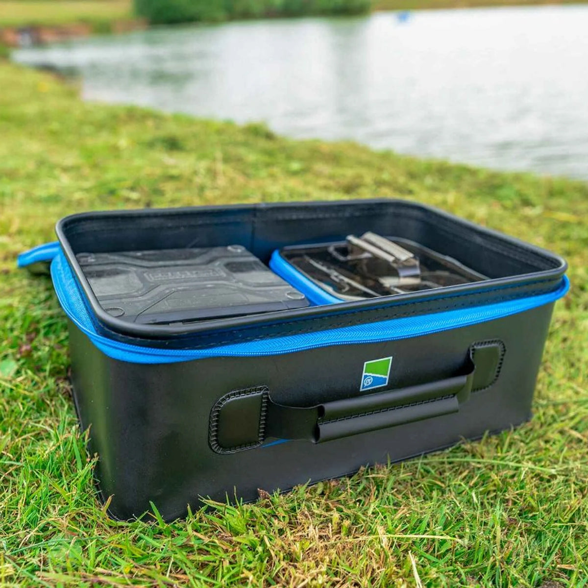 Preston Supera X XL EVA Accessory Case – geopende tas met vismateriaal aan de waterkant