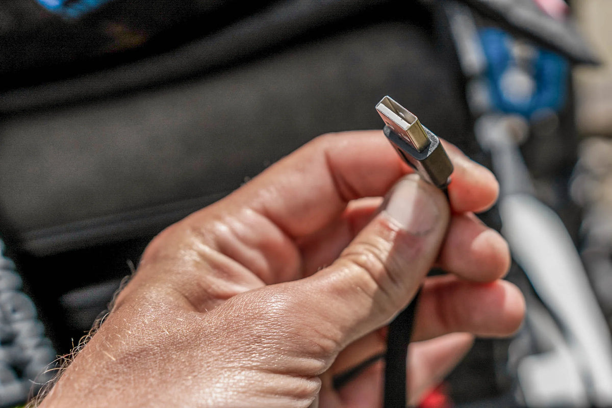 Preston ThermaTech verwarmd zitkussen – close-up van de USB-stekker van de voedingskabel