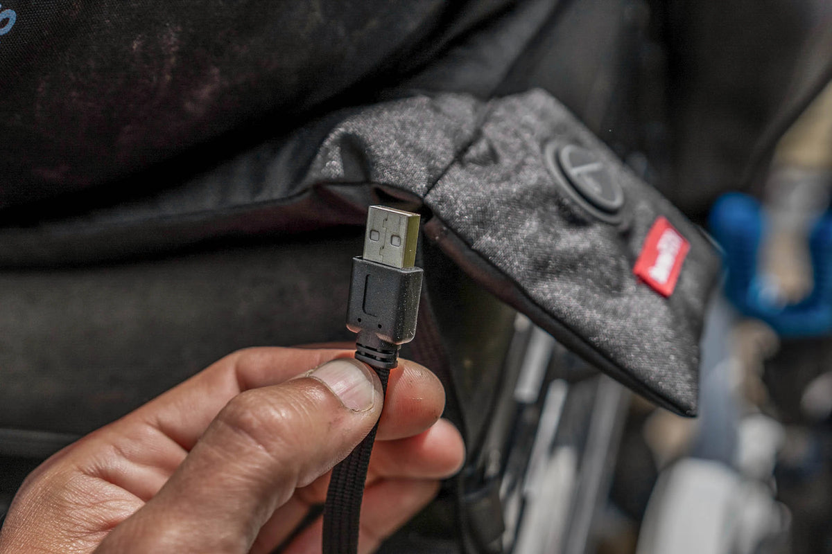 Preston ThermaTech verwarmd zitkussen – USB-stekker met het bedieningsvakje op de achtergrond