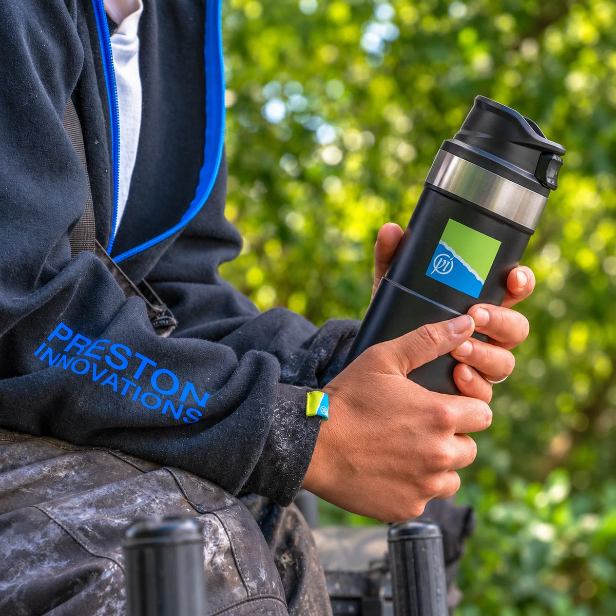 Preston Travel Flask 500ml P0220158 – thermosfles in de handen