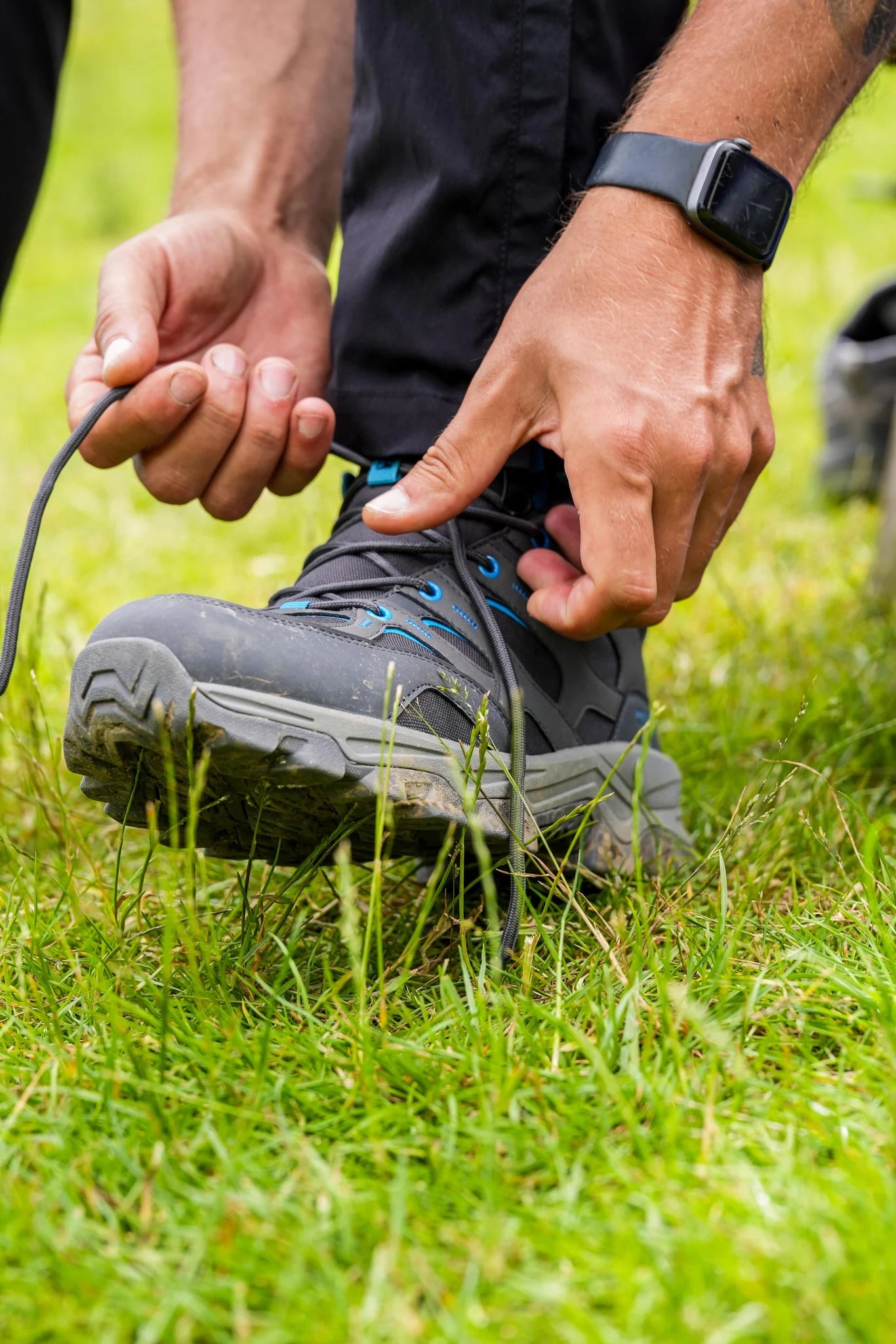 Preston Treddex All Terrain Boots tijdens het strikken van de veters