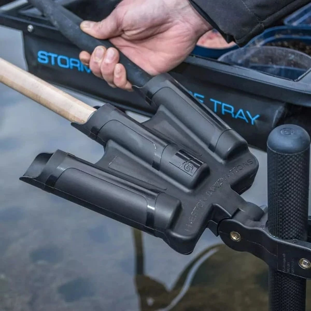 Preston Triple Rod Support gemonteerd met drie hengels