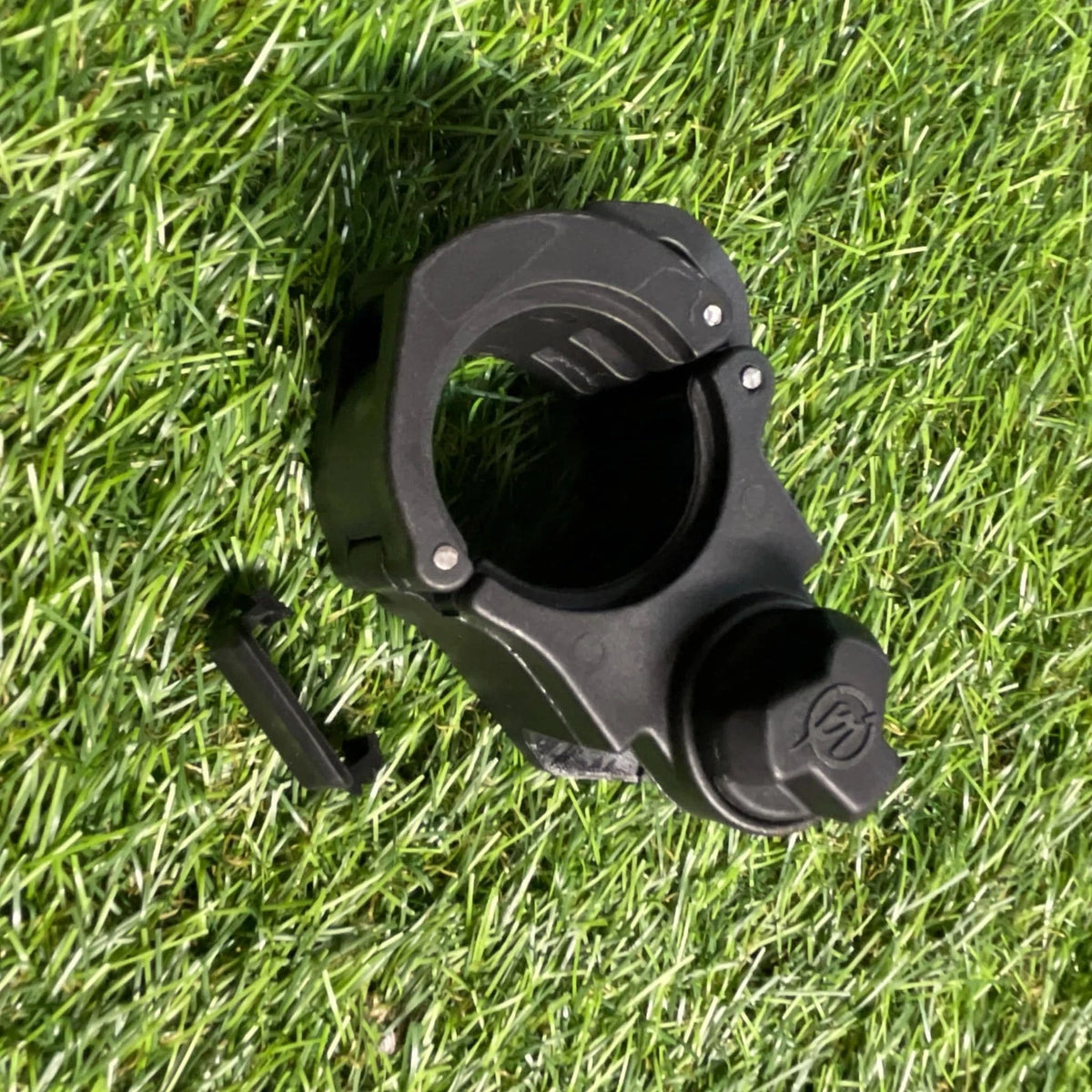 Preston Ventalite 2025 Outrigger Knuckle – bovenaanzicht van de reserveklem op gras