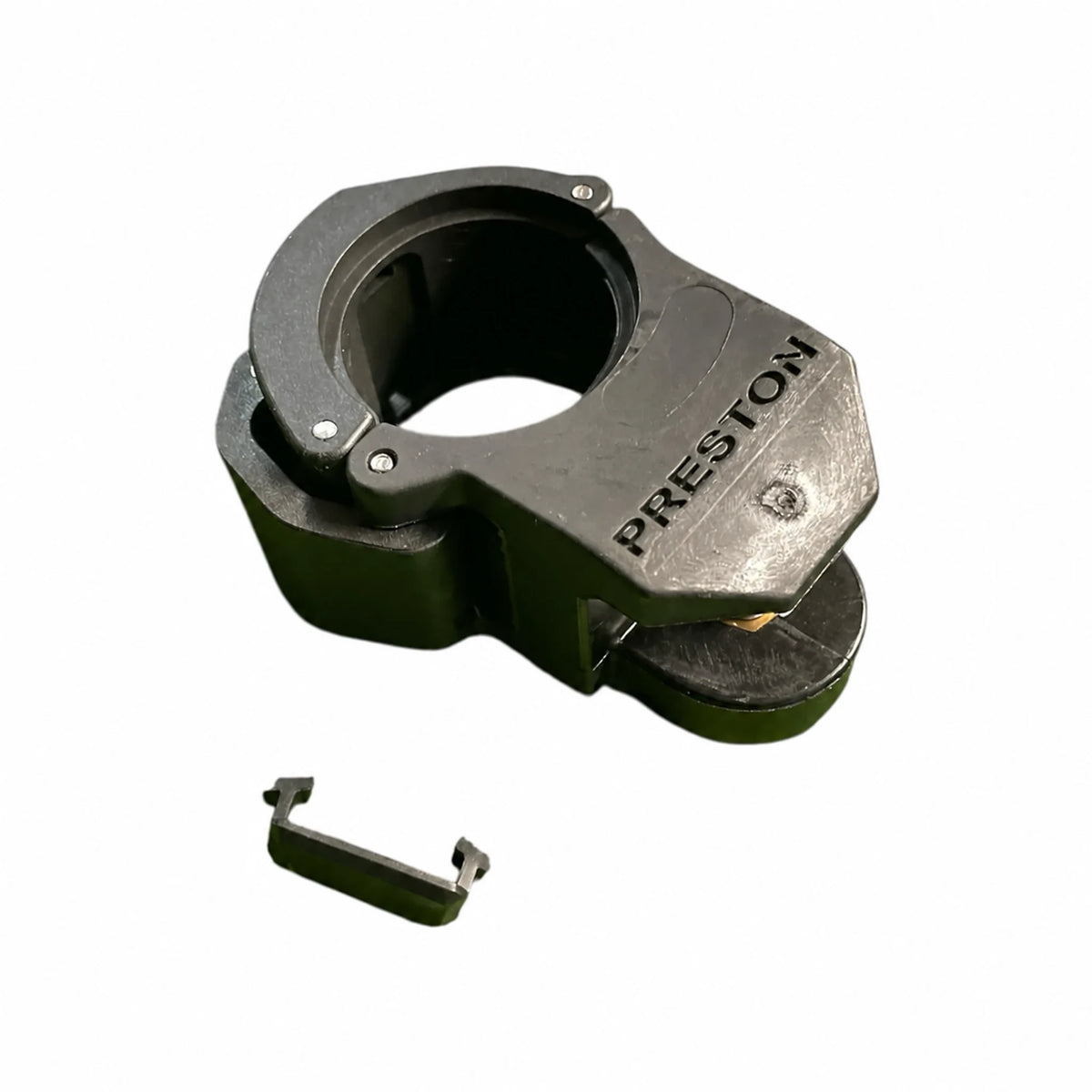 Preston Ventalite 2025 Outrigger Knuckle – gesloten reserveklem met los onderdeel op witte achtergrond