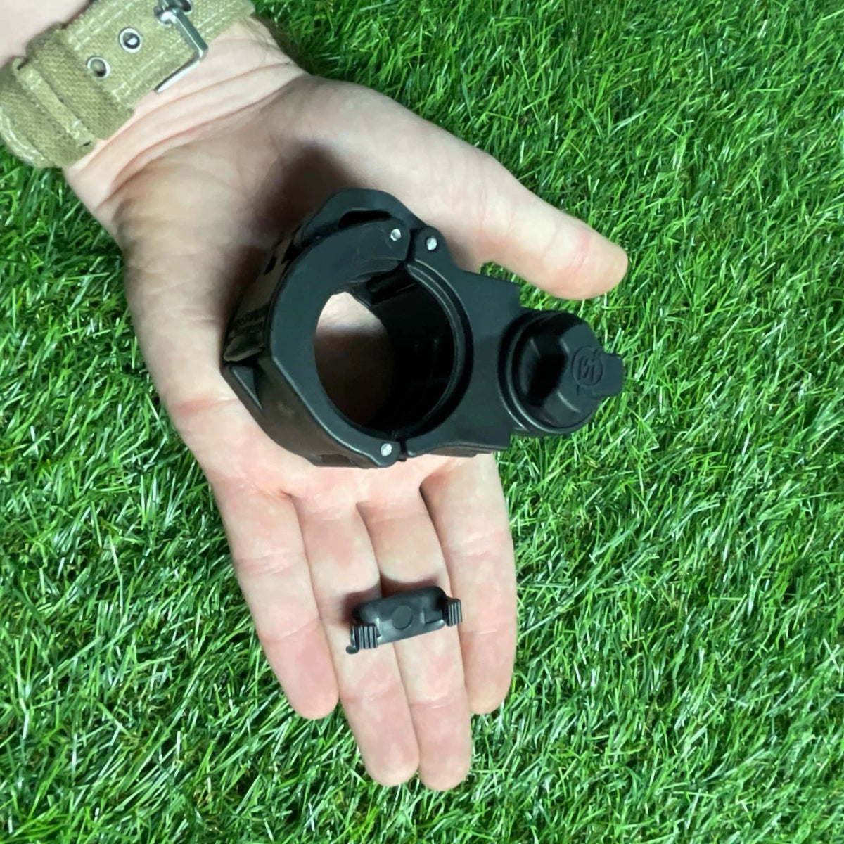 Preston Ventalite 2025 Outrigger Knuckle – reserveklem en los onderdeel in een hand