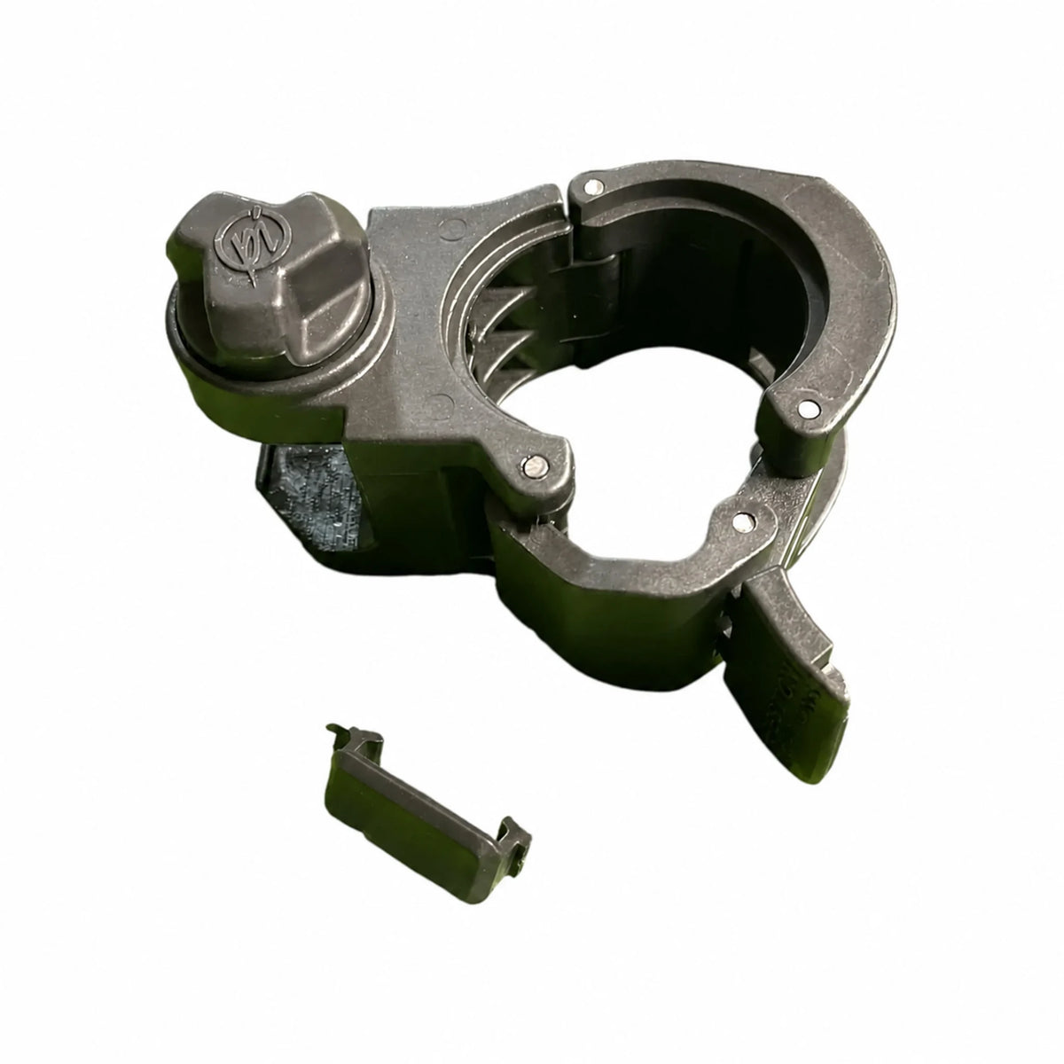 Preston Ventalite 2025 Outrigger Knuckle – open reserveklem met los onderdeel op witte achtergrond