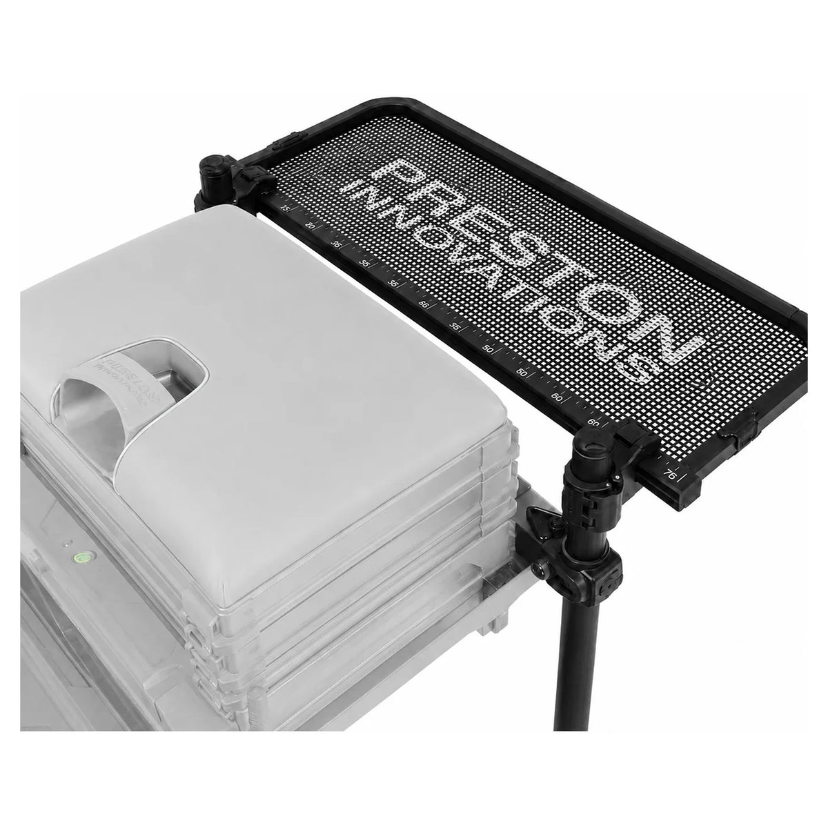 Preston Ventalite Slimline geperforeerde aastafel naast een zitkist