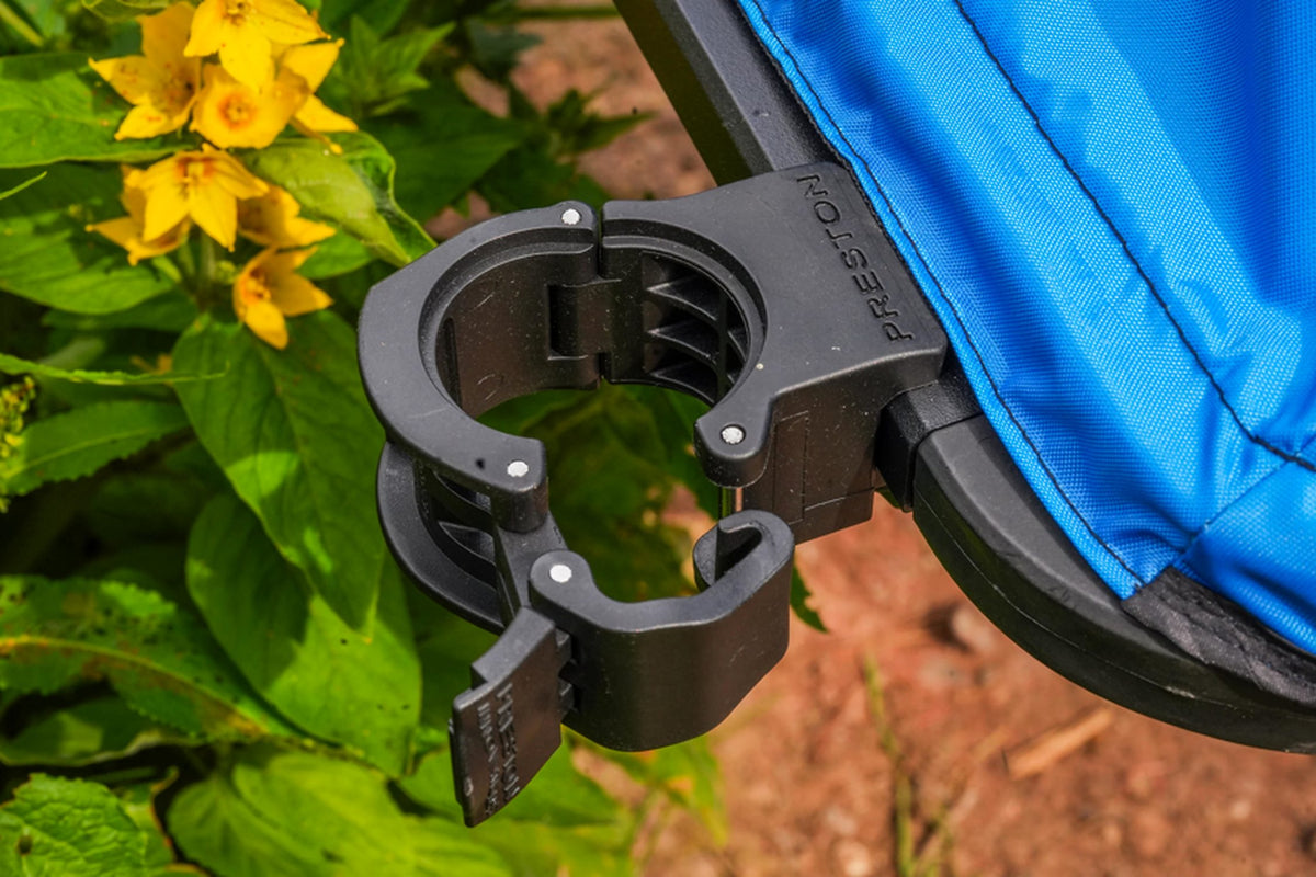 Preston Ventalite Small Hoodie Side Tray – detail van de geopende bevestigingsklem voor zitkistpoot