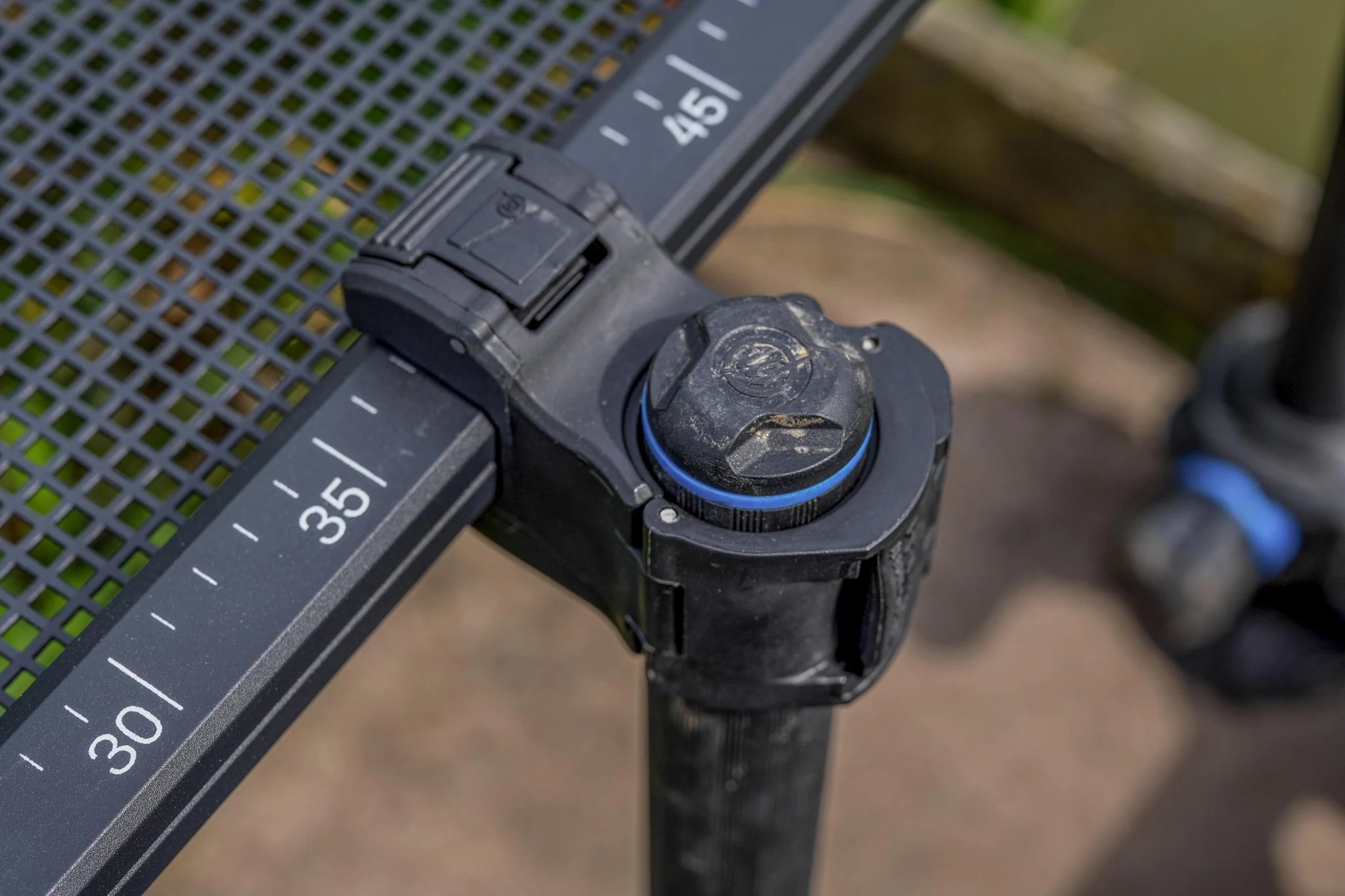 Preston Ventalite XXL Hoodie Side Tray – maatverdeling en bevestigingsknop in close-up