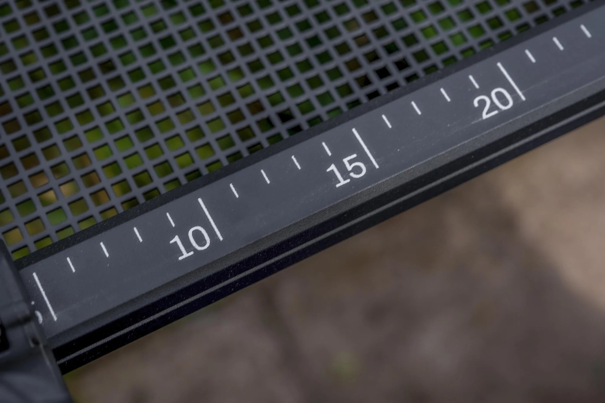 Preston Ventalite XXL Hoodie Side Tray – geïntegreerde meetlat in close-up