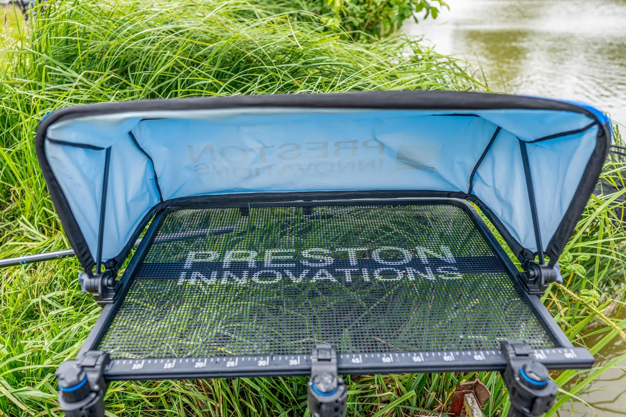 Preston Ventalite XXL Hoodie Side Tray – open kap en Ventamesh blad aan de waterkant