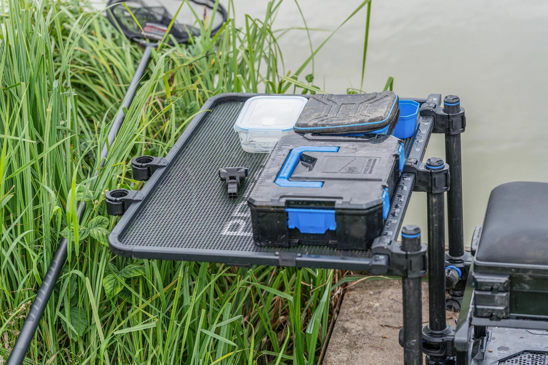 Preston Ventalite XXL Side Tray – aastafel met aas en accessoires aan de waterkant