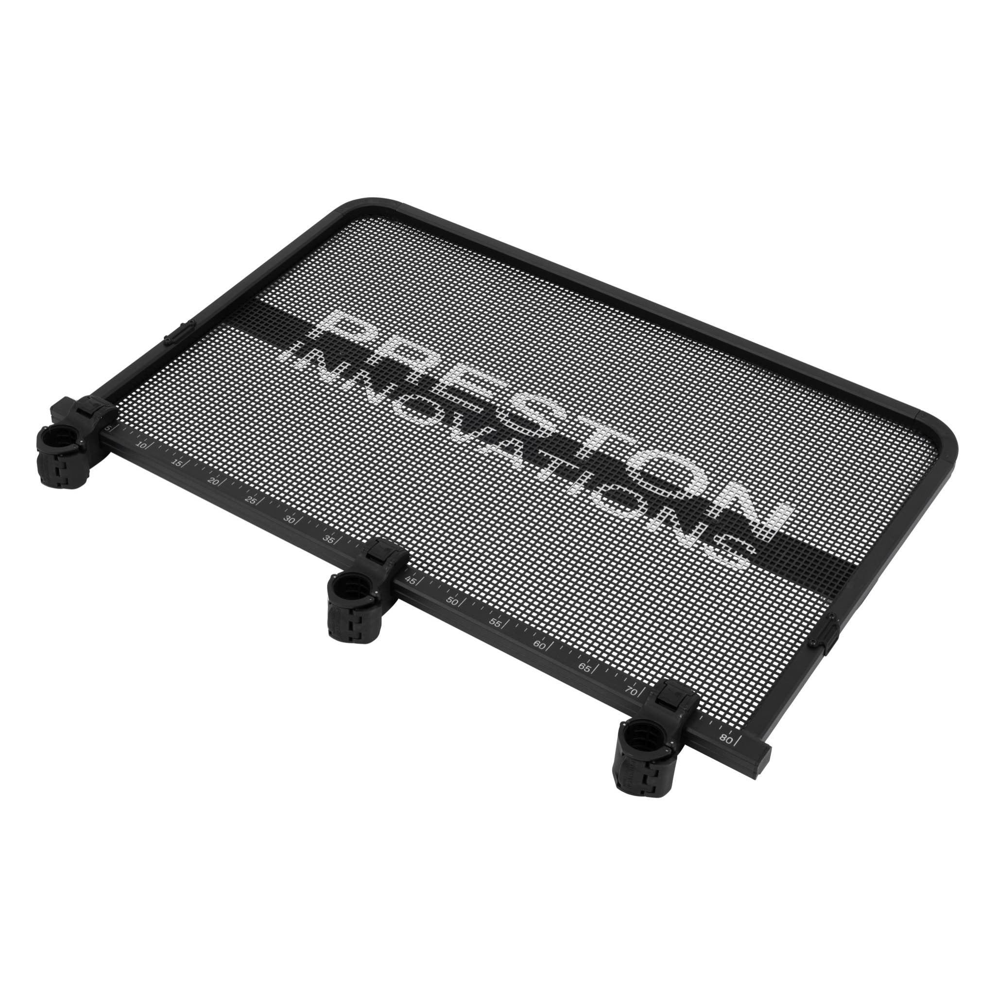 Preston Ventalite XXL Side Tray – geperforeerde aastafel met drie bevestigingsklemmen op witte achtergrond