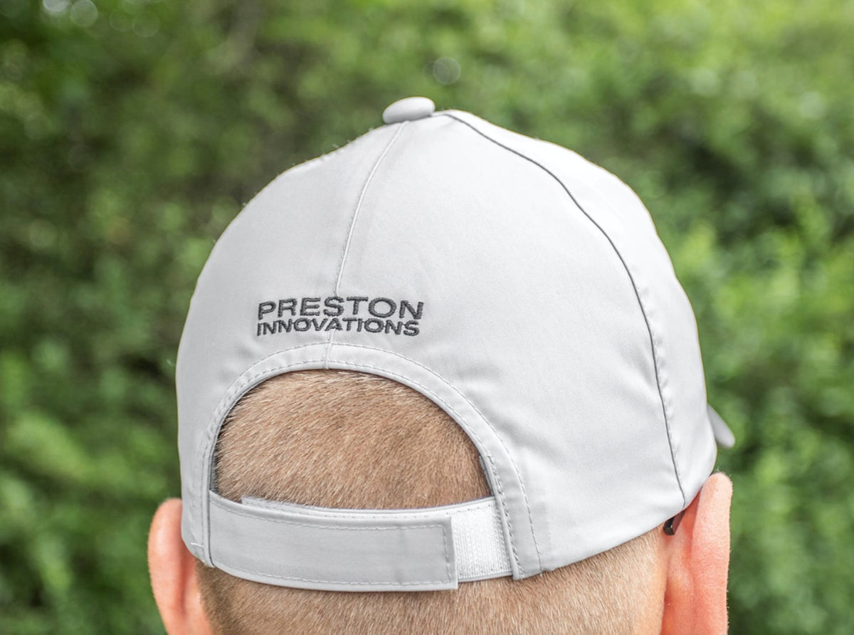 Achterzijde van de Preston Waterproof Cap met Preston Innovations-borduursel en verstelbare sluiting