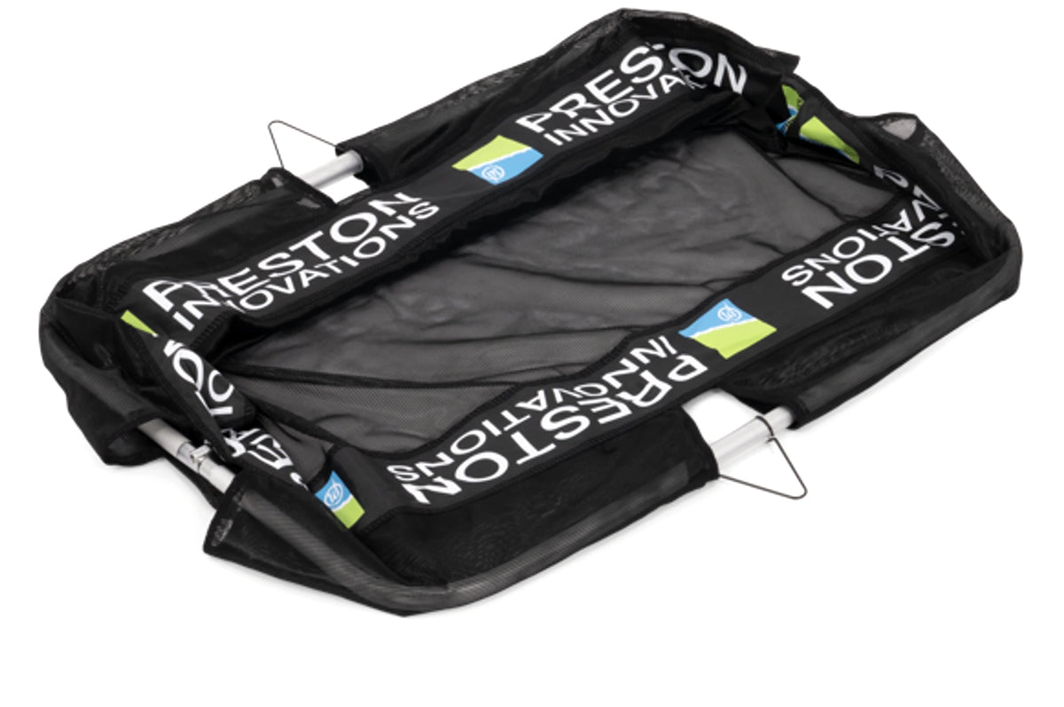 Preston Weigh Net ingeklapt, met zwart net, opdruk, frame en metalen ophangogen