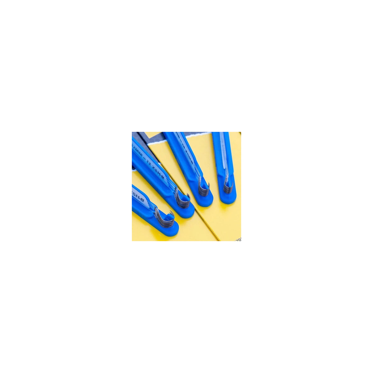 Preston XSH-B Barbless onderlijnen op blauwe rig sticks