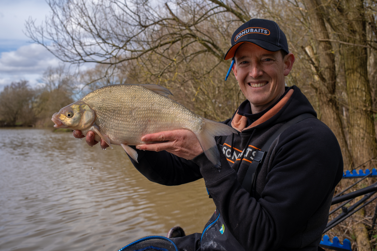 Sonubaits So Natural Sweet Skimmer grondvoer in gebruik