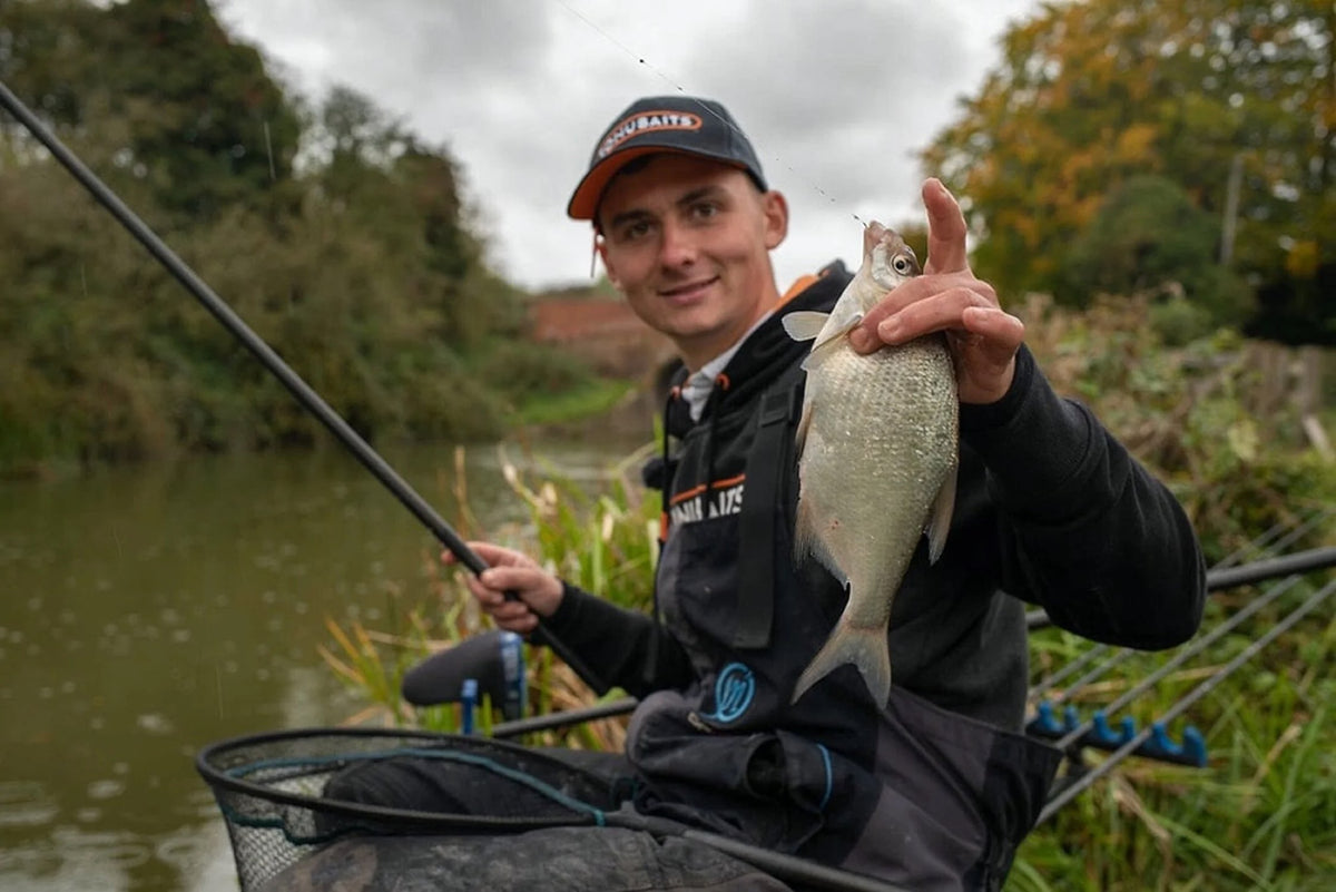 Sonubaits So Natural Bream grondvoer tijdens het vissen – 2048px rebuild