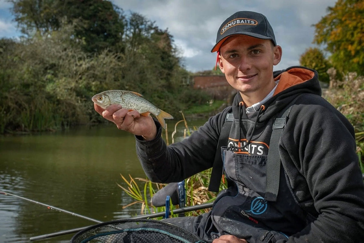 Sonubaits So Natural Lake grondvoer tijdens het vissen – 2048px rebuild