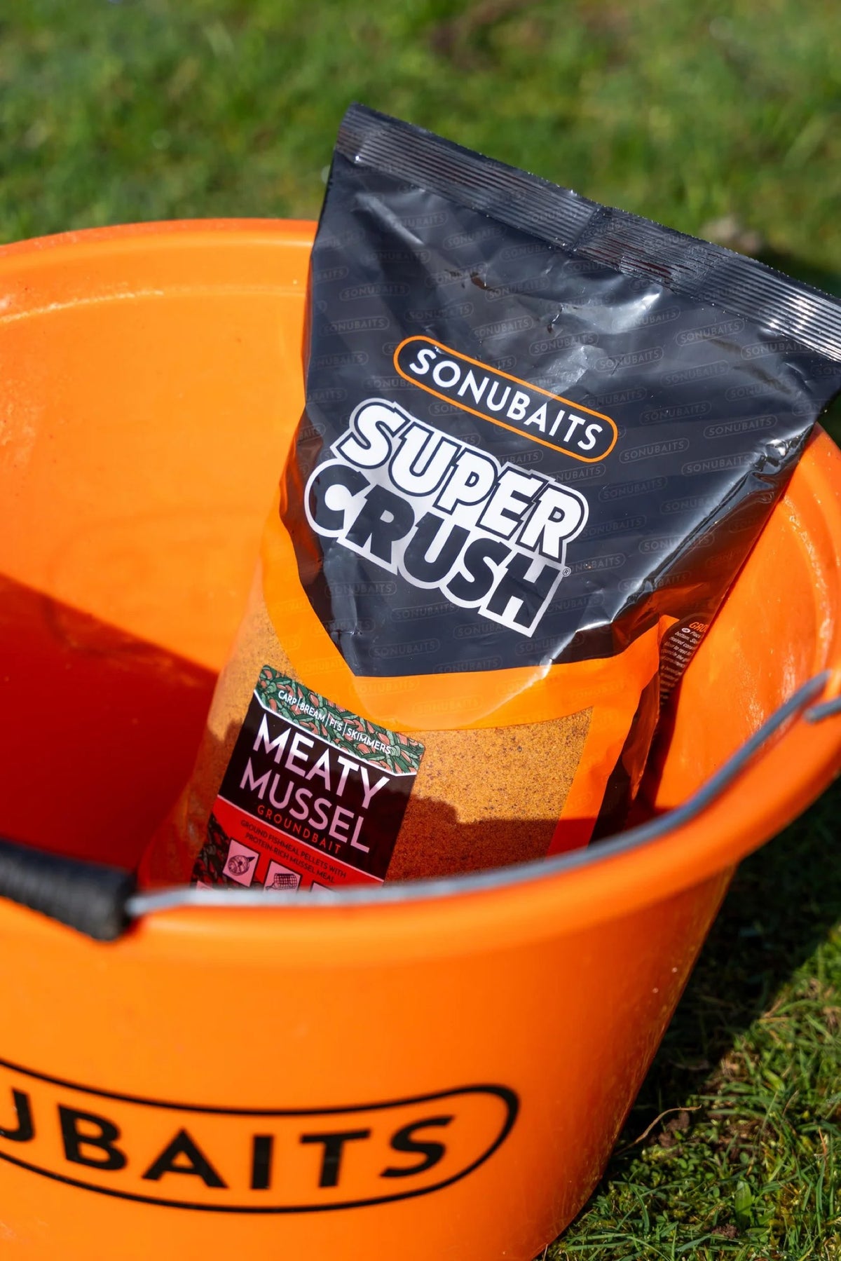 Sonubaits Super Crush Meaty Mussel Mix grondvoer in gebruik – 2048px rebuild