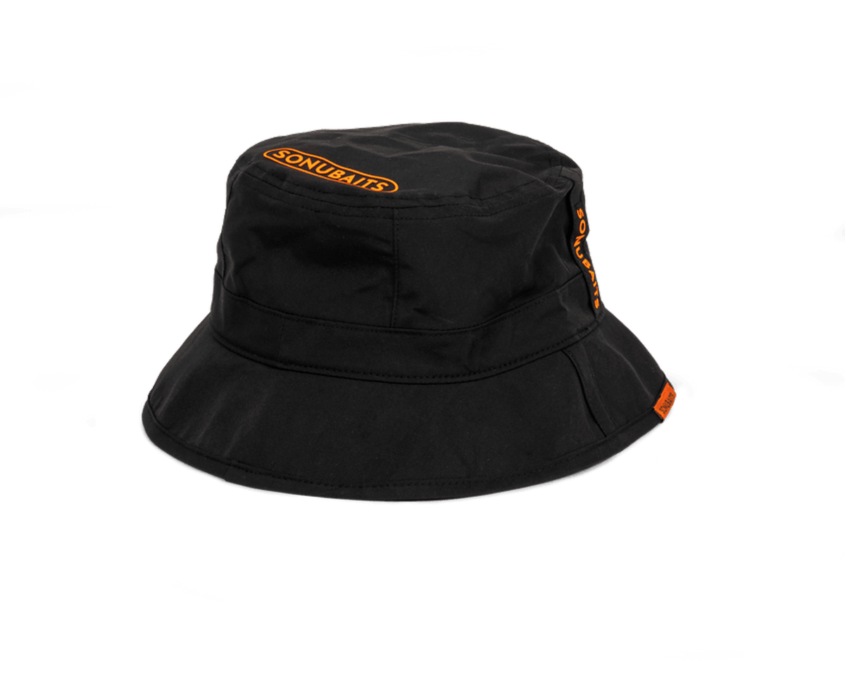 Sonubaits Bucket Hat Stealth – achteraanzicht met Sonubaits-opdruk bovenop en zijlabel
