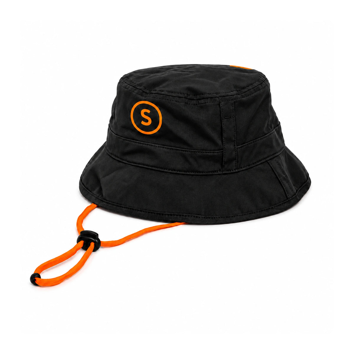 Sonubaits Bucket Hat Stealth – zwarte vissershoed met oranje logo en verstelbaar kin koord
