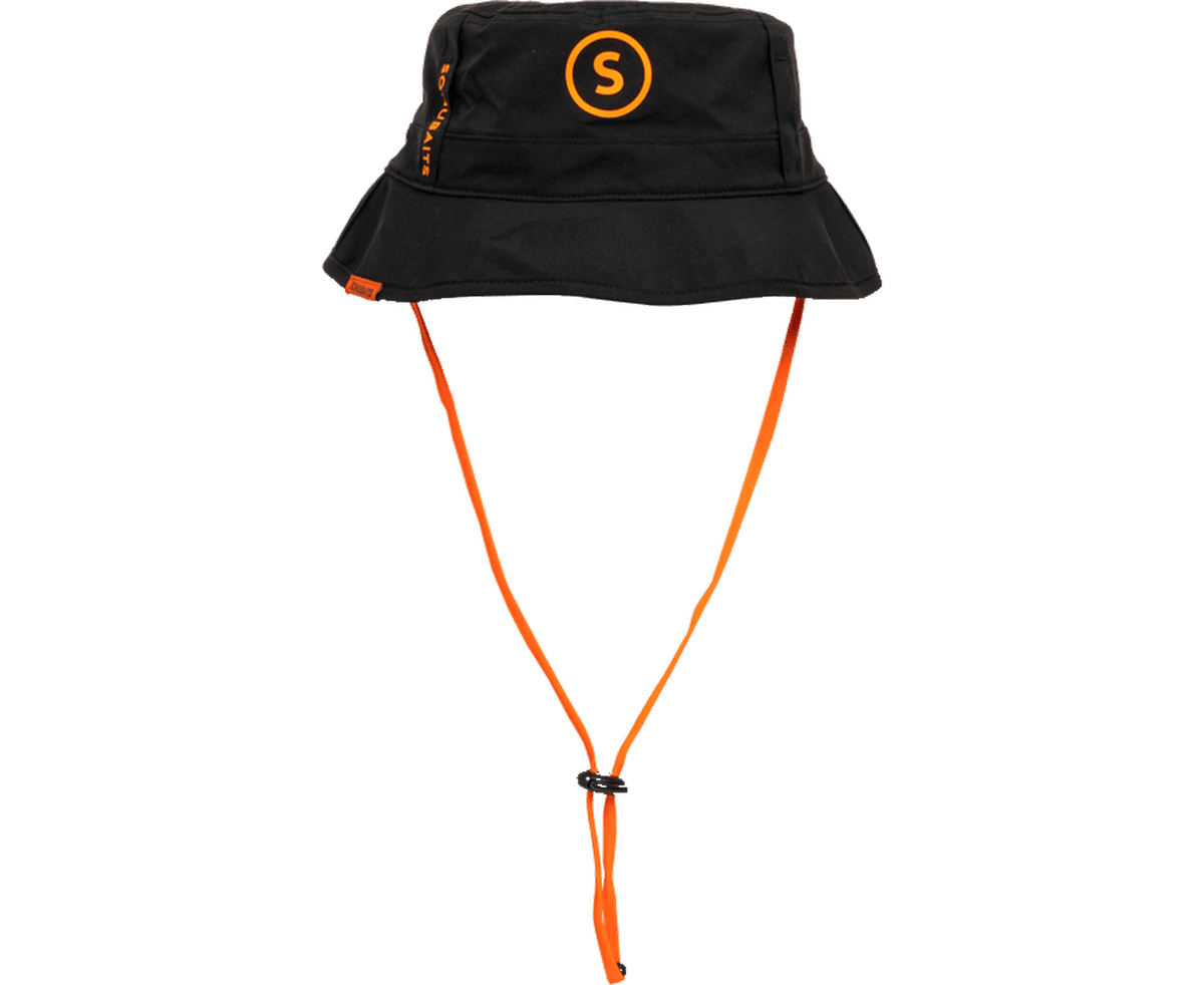 Sonubaits Bucket Hat Stealth – vooraanzicht met oranje logo en lang verstelbaar kinkoord