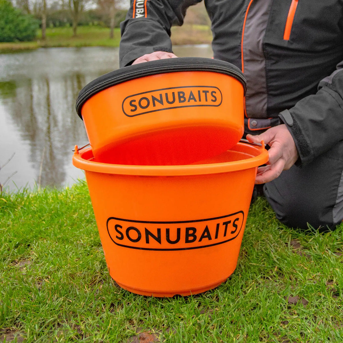 Sonubaits EVA Mixing Bowl Bucket Topper 10L – gebruik op de voeremmer