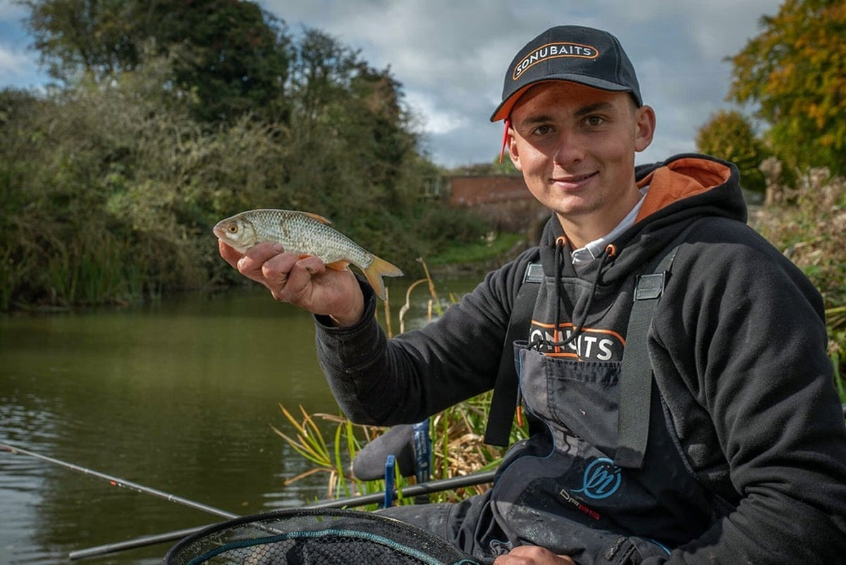 Sonubaits So Natural Lake grondvoer tijdens het vissen