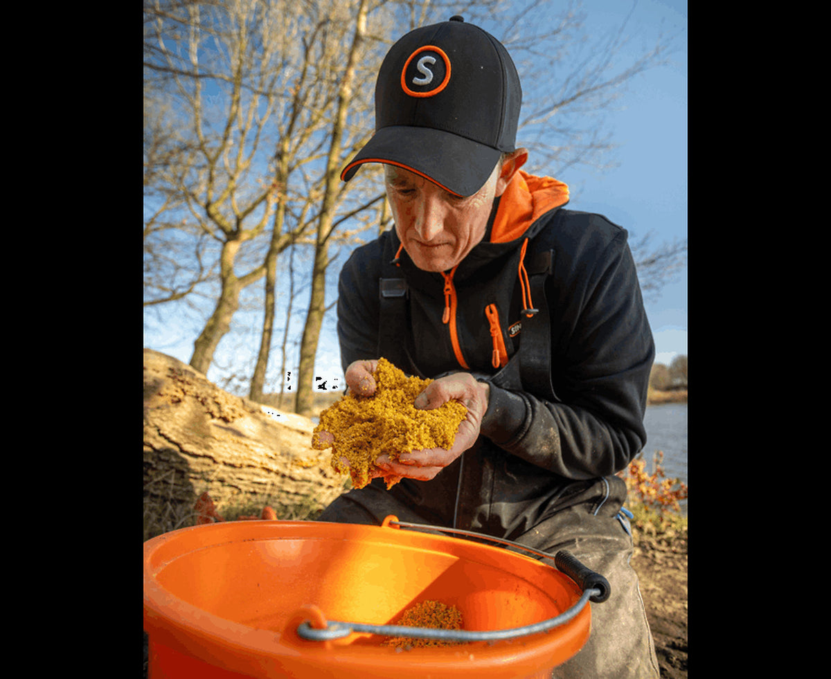 Sonubaits So Natural Sweet Skimmer Yellow tijdens het mengen