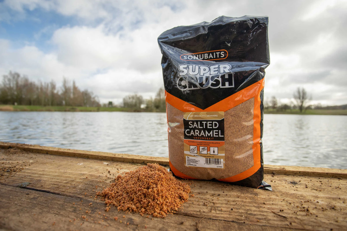 Sonubaits Super Crush Salted Caramel 2kg met grondvoer aan de waterkant