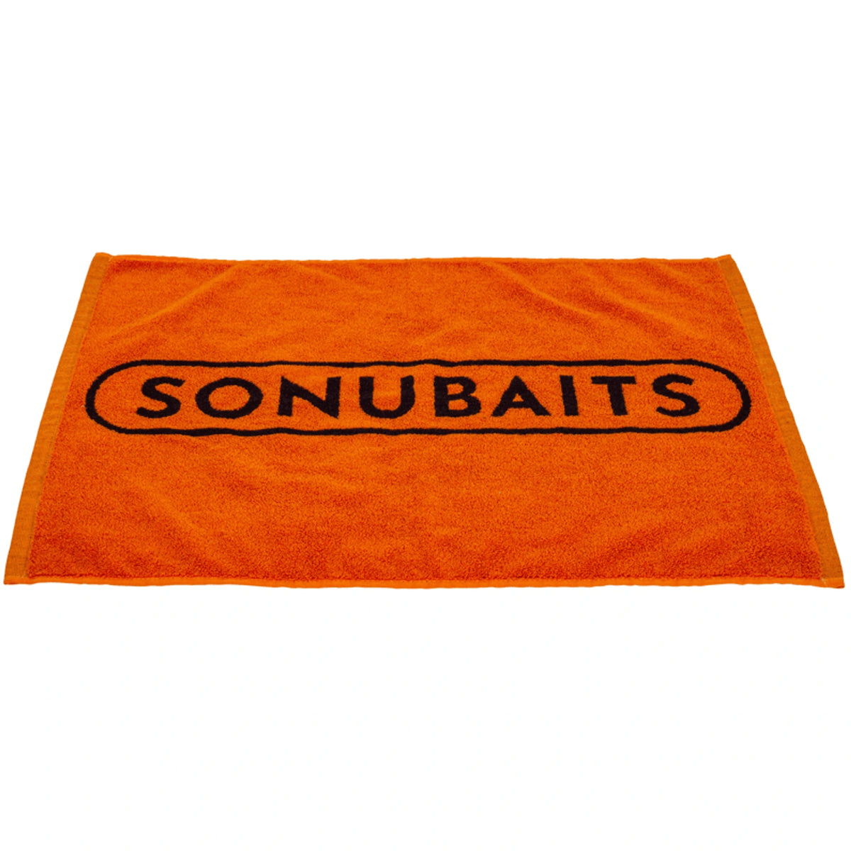 Oranje Sonubaits Towel handdoek S0950008 schuin weergegeven met zwarte merkopdruk op wit