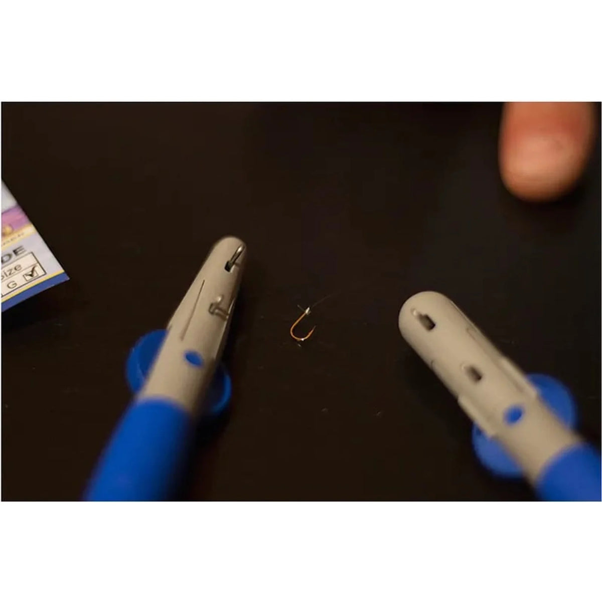 Detail van een haak tussen twee Stonfo Hook Tyers